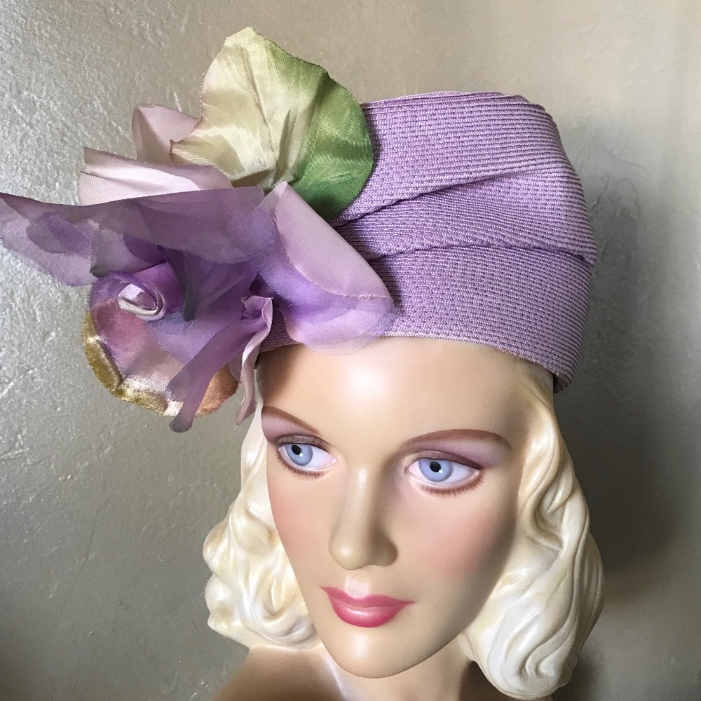 FABULOUS VINTAGE LAVENDER STRAW HAT WITH LARGE FABRIC FLOWER AND LEAVES